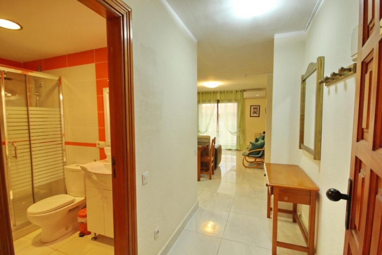 Two Bedroom Apartment In Beachfront Complex With Pool In Playa De Las Americas. מראה חיצוני תמונה
