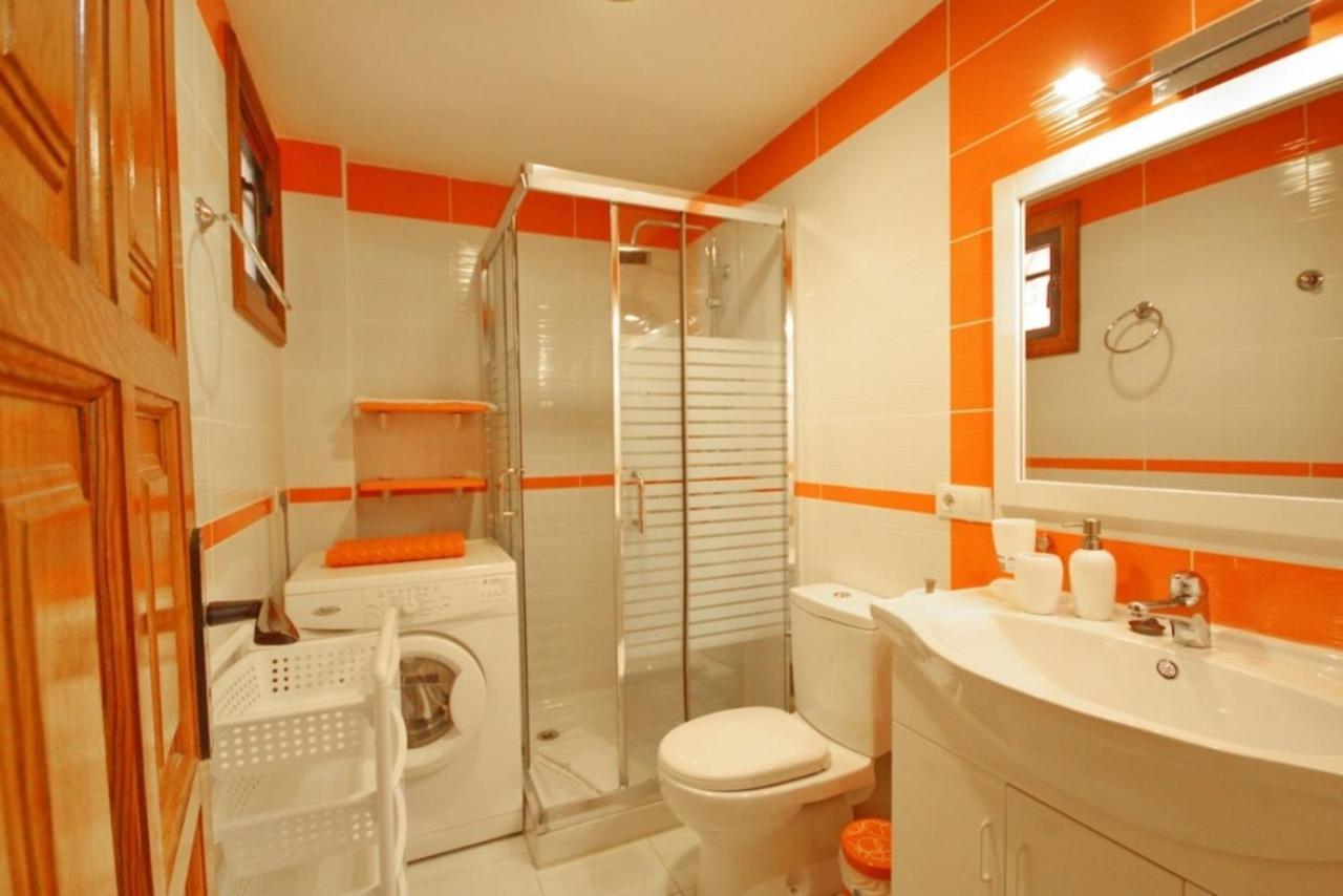 Two Bedroom Apartment In Beachfront Complex With Pool In Playa De Las Americas. מראה חיצוני תמונה